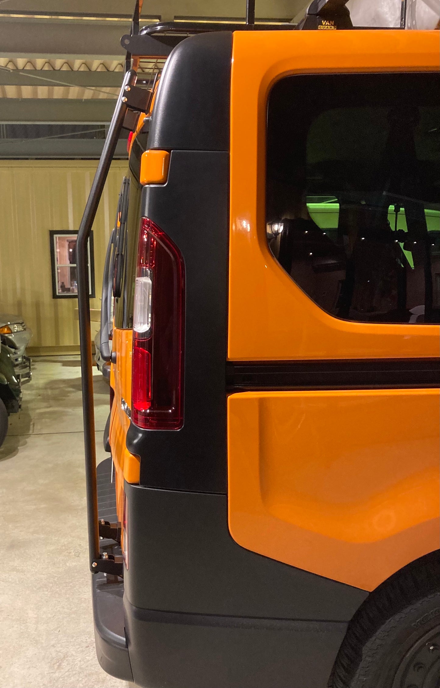リアラダー Renault TRAFIC用